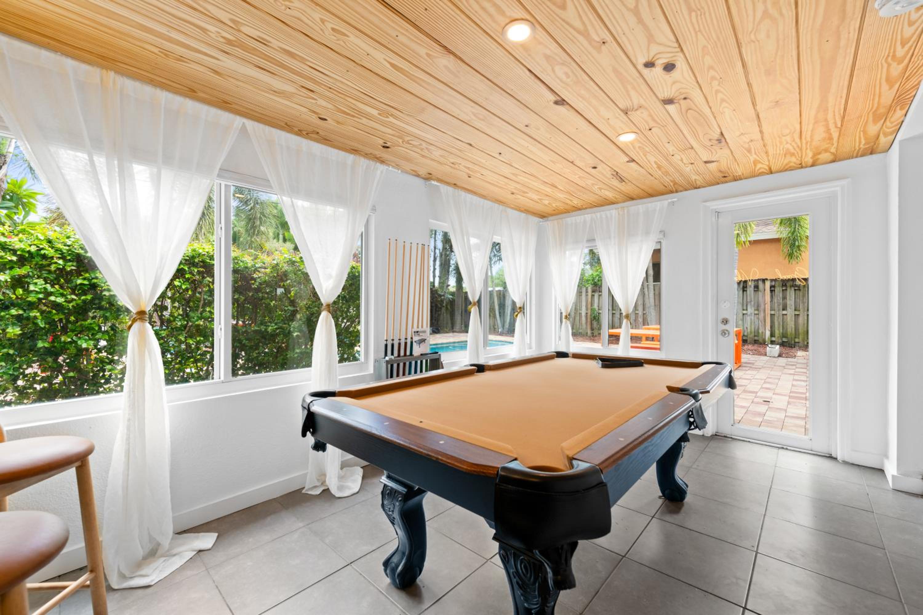 Cozy 3bd - Pool, BBQ, Pool Table - Nearby Beach view 3