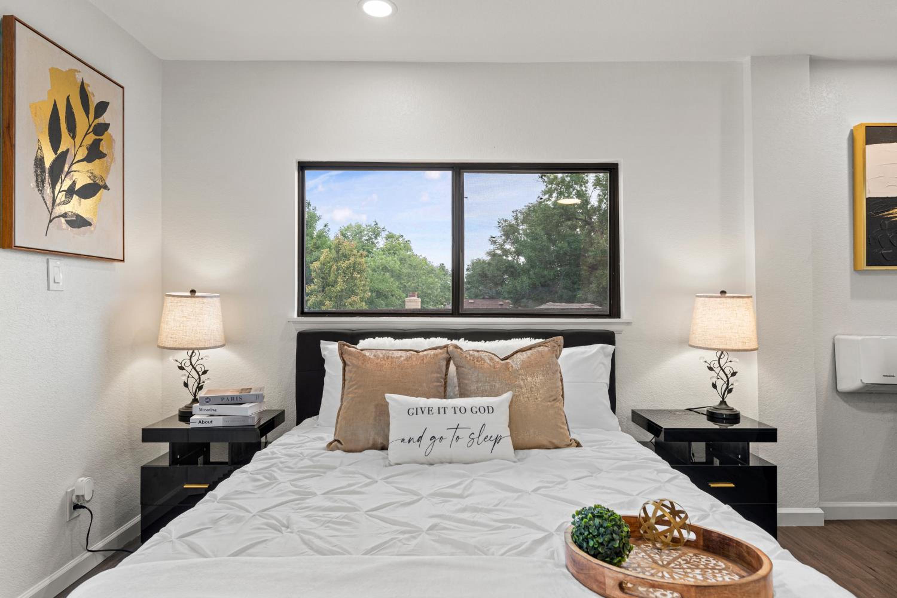 White Pearl Retreat in Downtown view 2
