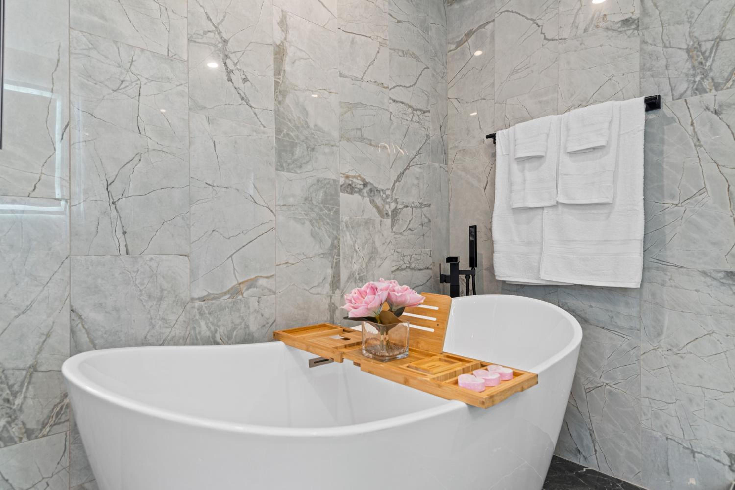 White Pearl Retreat in Downtown view 4