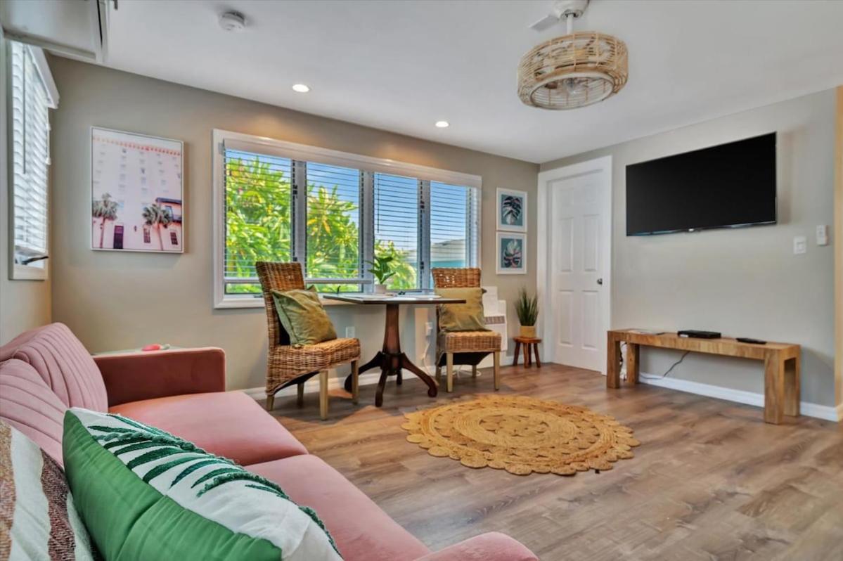 Luxury Waterside Suite 2mins 2 beach & heated pool