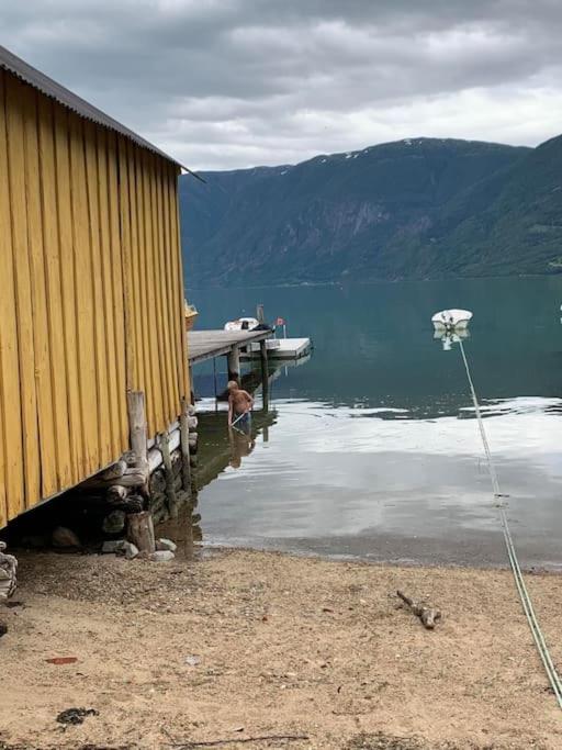 Feriehus ved fjorden i Solvorn view 4