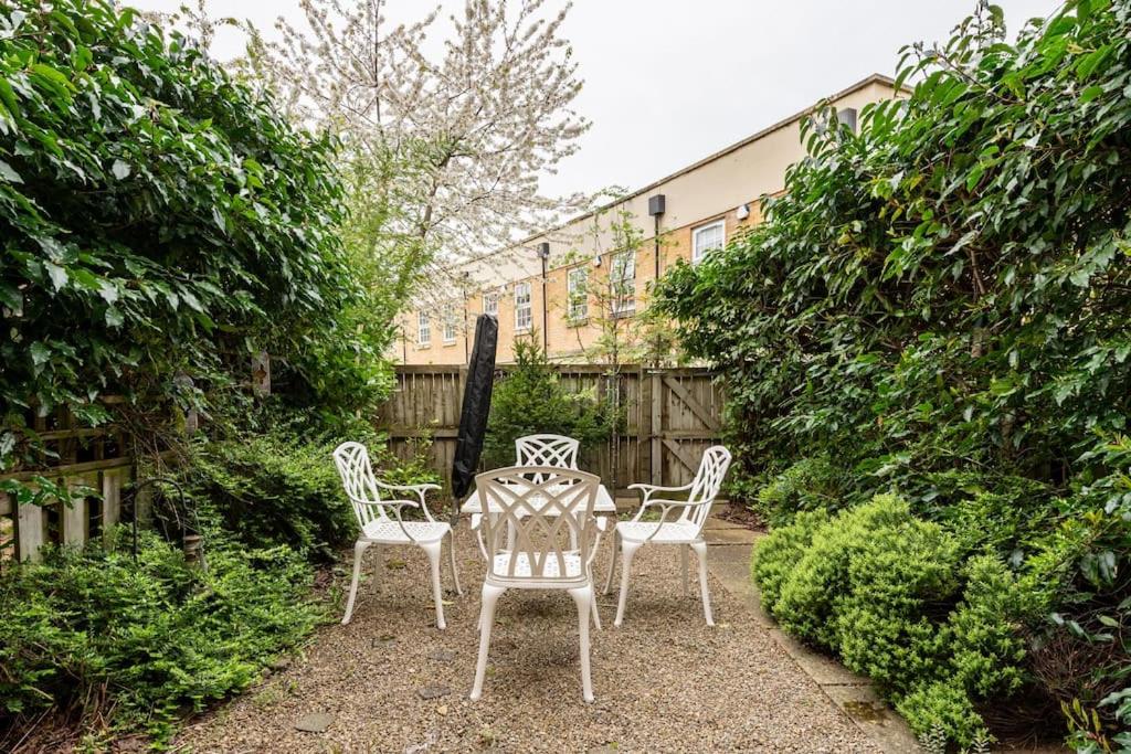 Spacious Stylish House,R/way Museum,Parking,Garden view 3