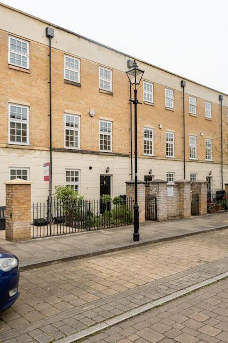 Spacious Stylish House,R/way Museum,Parking,Garden view 2