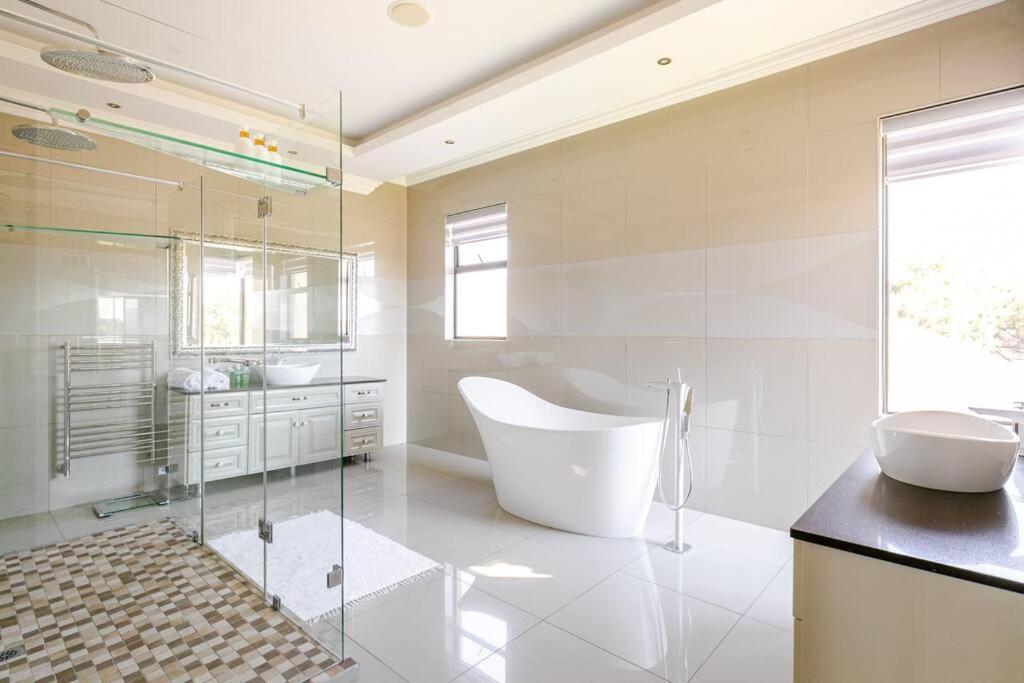 Johannesburg Luxury Villa- Namoleka view 2
