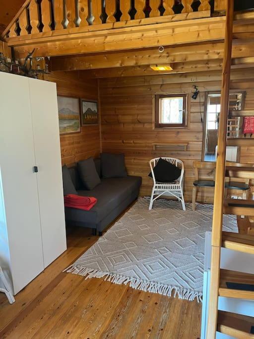 Viihtyisä mökki riekkojen mailla Hetassa