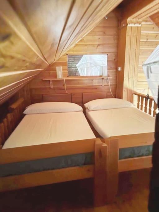 Viihtyisä mökki riekkojen mailla Hetassa