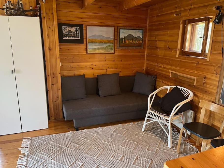 Viihtyisä mökki riekkojen mailla Hetassa