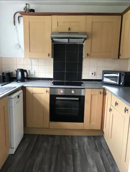 Contractor and family friendly spacious 3-Bed House with private parking, WiFi, garden area view 5