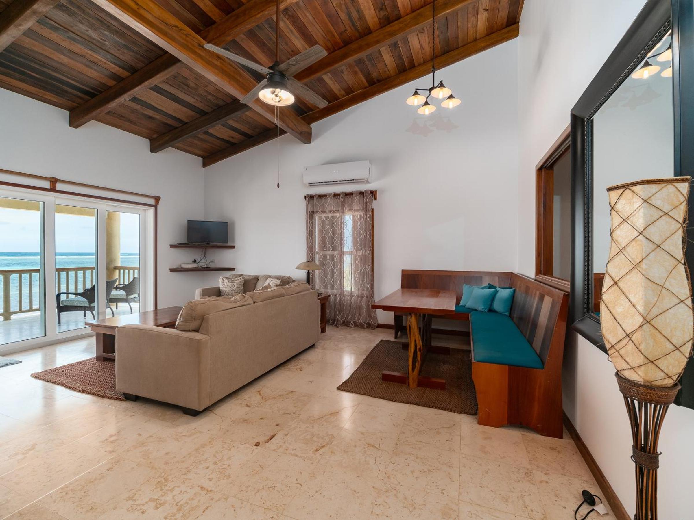 Residences at Barrier Reef 1-1C Oceanfront 2 BR by Stay Floreo
