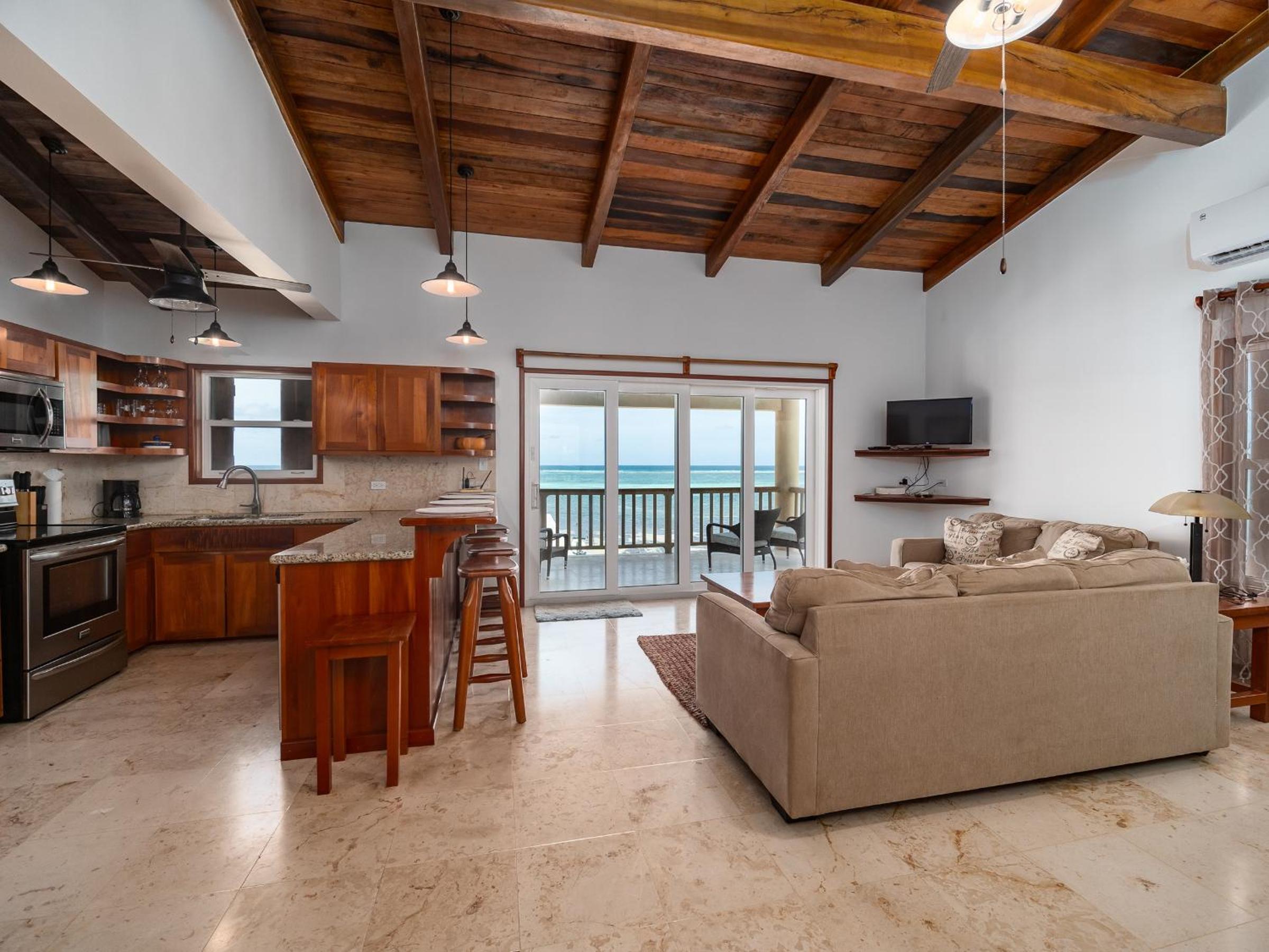 Residences at Barrier Reef 1-1C Oceanfront 2 BR by Stay Floreo
