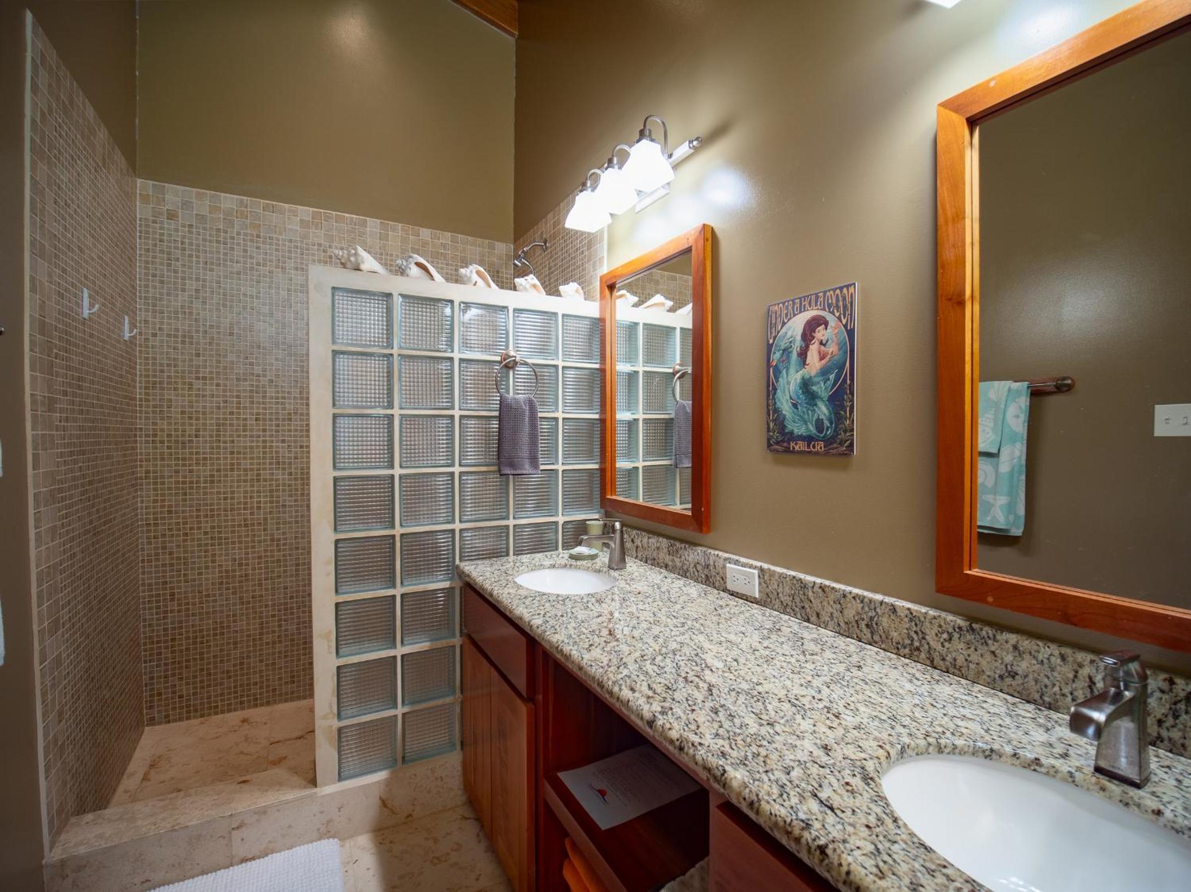 Residences at Barrier Reef 1-1C Oceanfront 2 BR by Stay Floreo