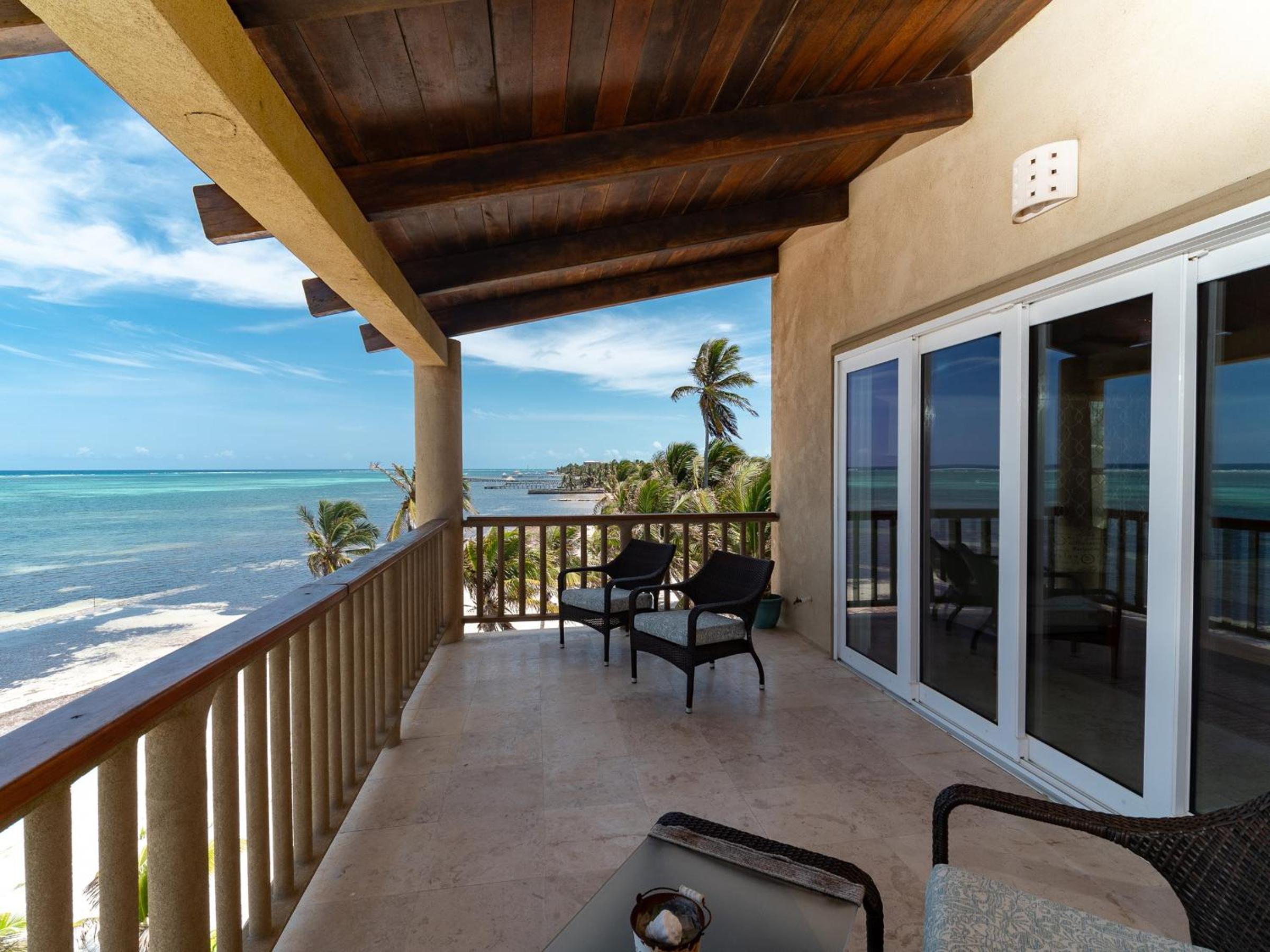 Residences at Barrier Reef 1-1C Oceanfront 2 BR by Stay Floreo