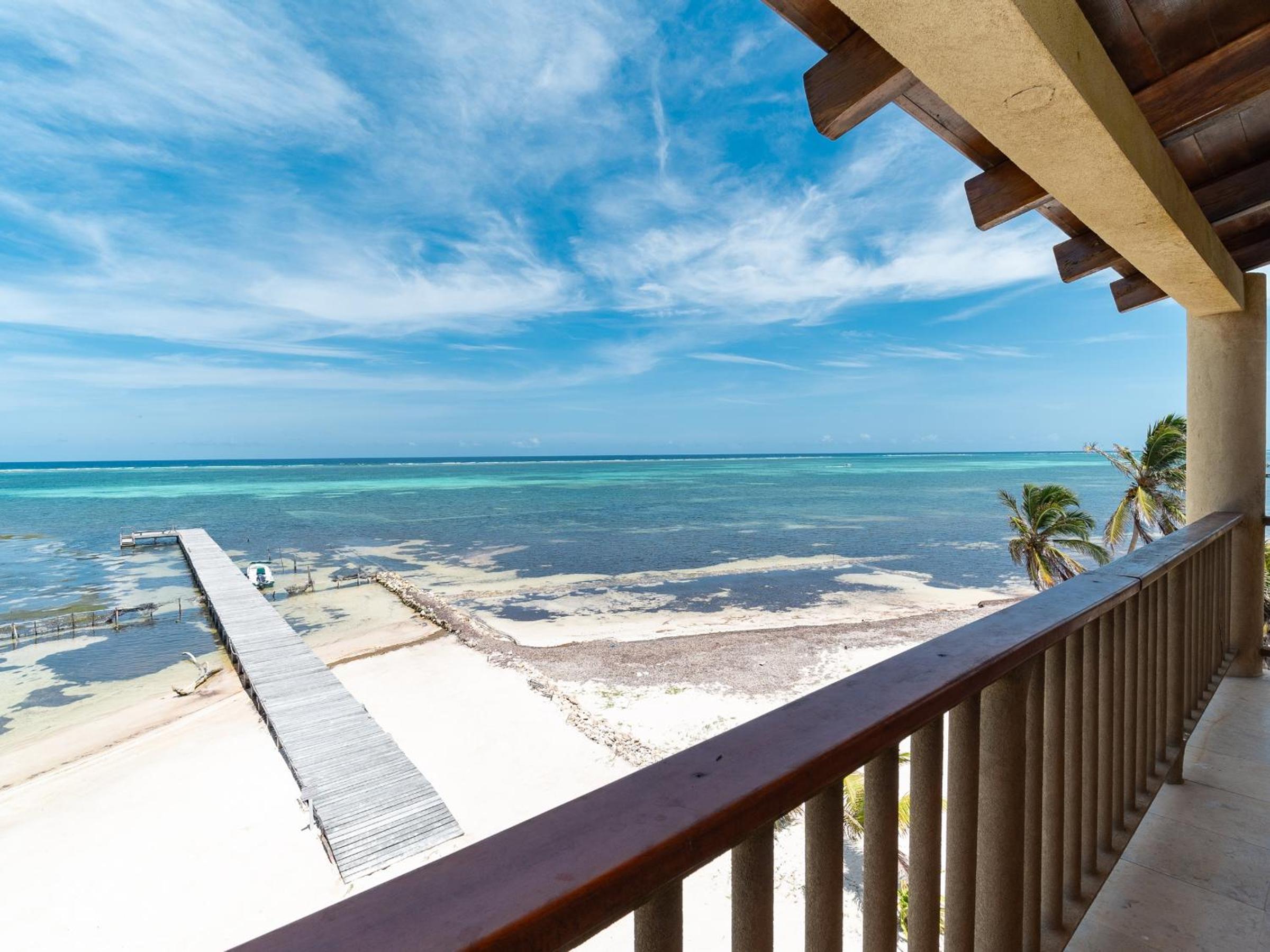 Residences at Barrier Reef 1-1C Oceanfront 2 BR by Stay Floreo