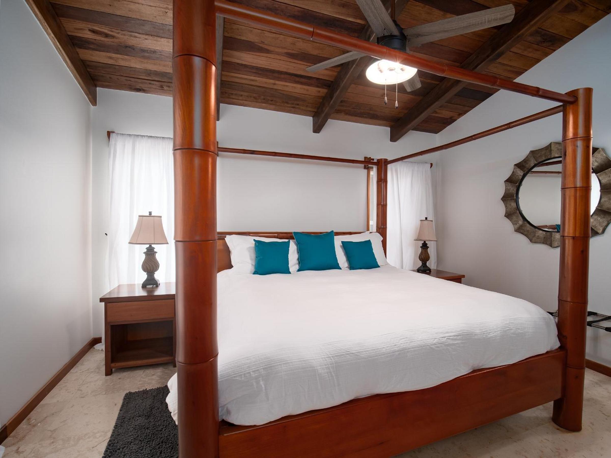 Residences at Barrier Reef 1-1C Oceanfront 2 BR by Stay Floreo