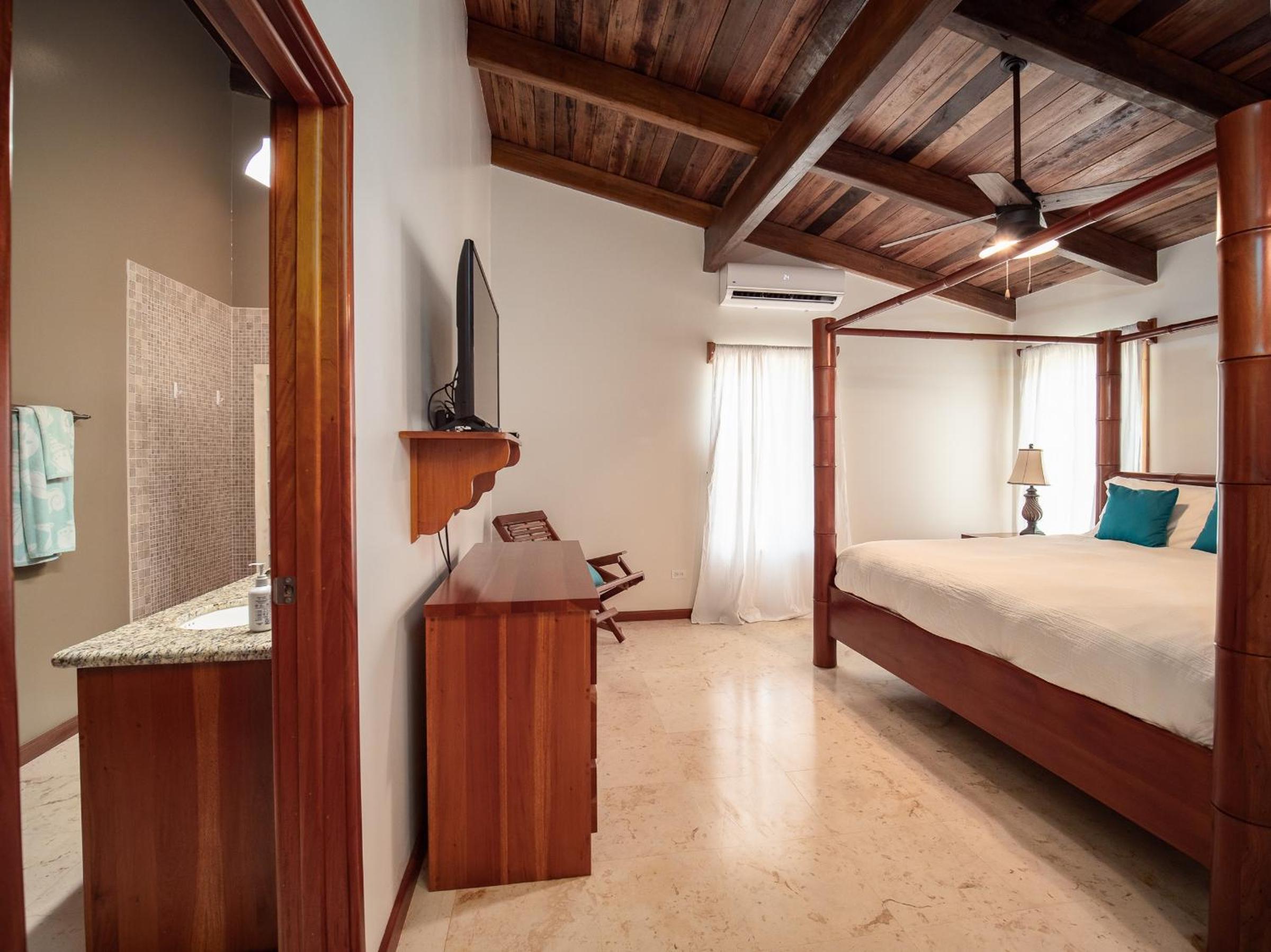 Residences at Barrier Reef 1-1C Oceanfront 2 BR by Stay Floreo