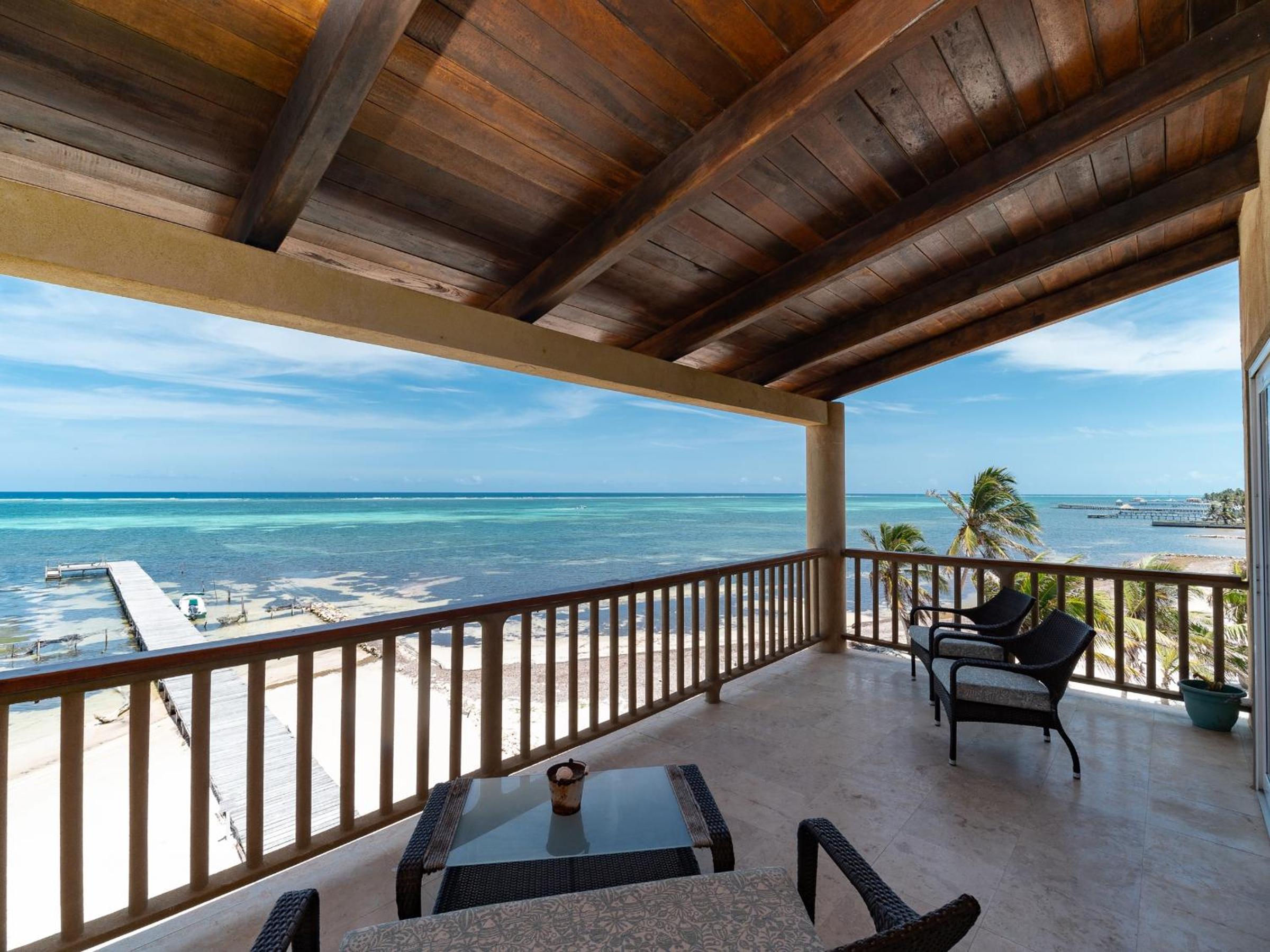 Residences at Barrier Reef 1-1C Oceanfront 2 BR by Stay Floreo