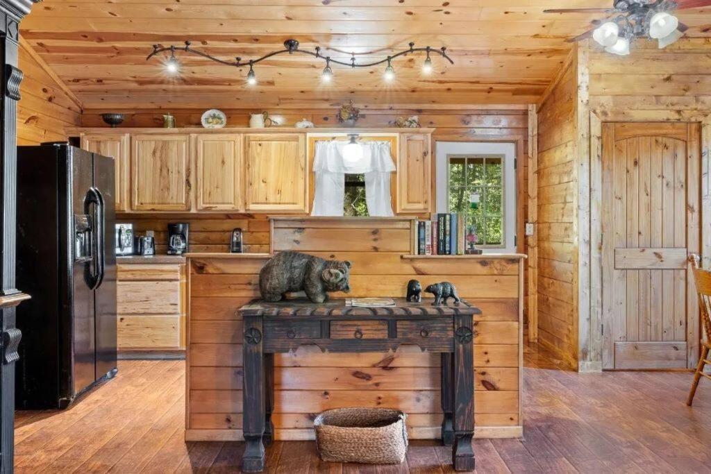 Misty Moonlight, Sleeps 4, Mountain Cabin view 2