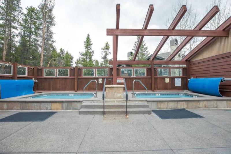 Renovated 2 Bedroom Condo Next To Snowflake Lift - Walk To Lifts And Town! view 5