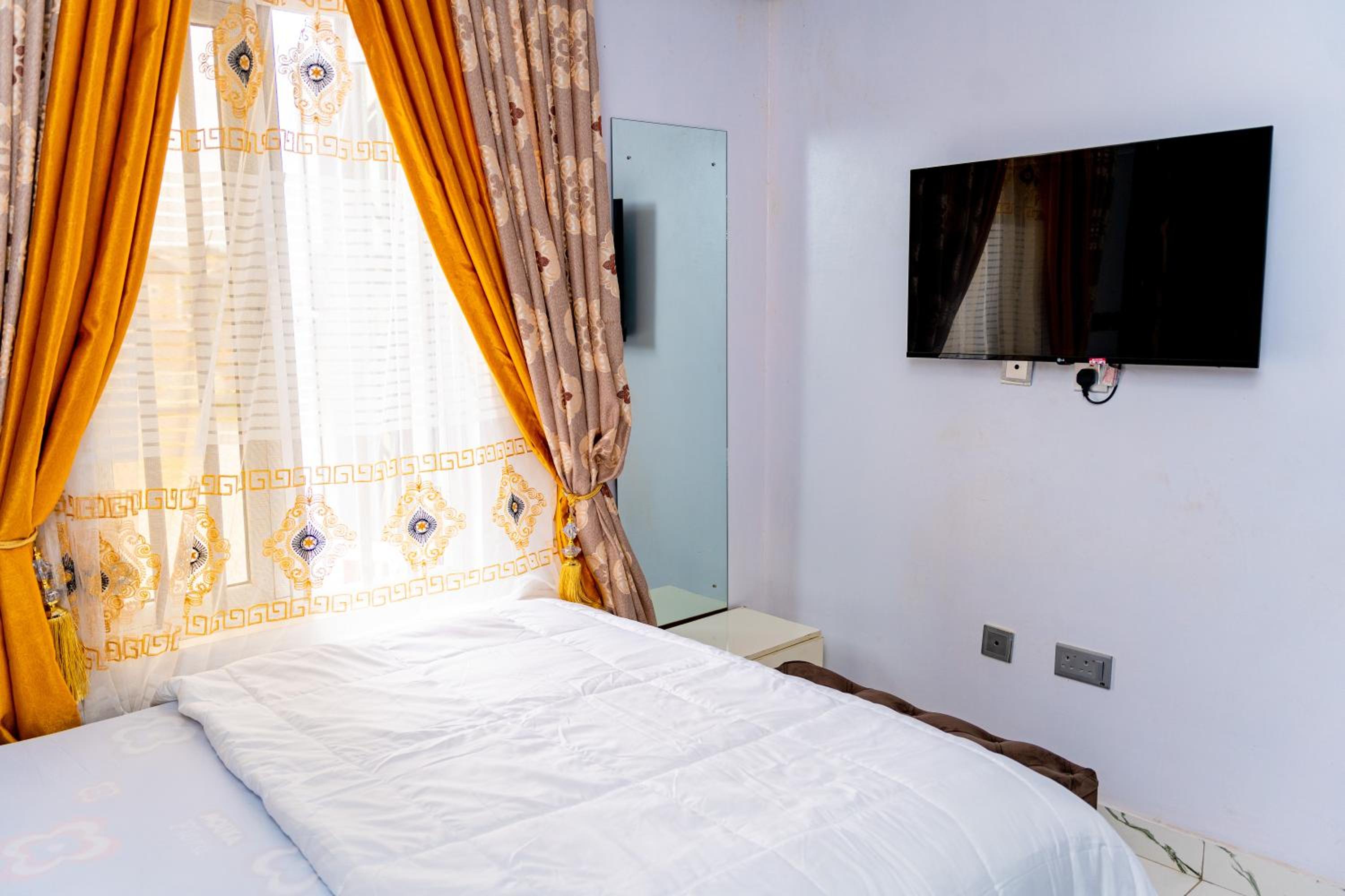 Gloverhand Apartments view 2