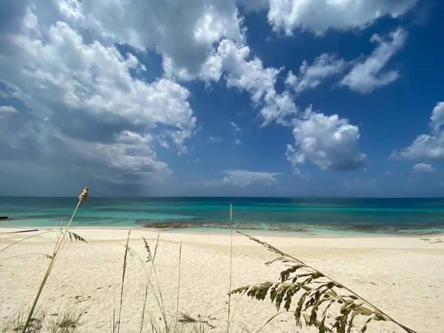 Beach'nBarefoot (Love Beach) - nestled on the beach
