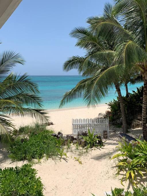 Beach'nBarefoot (Love Beach) - nestled on the beach