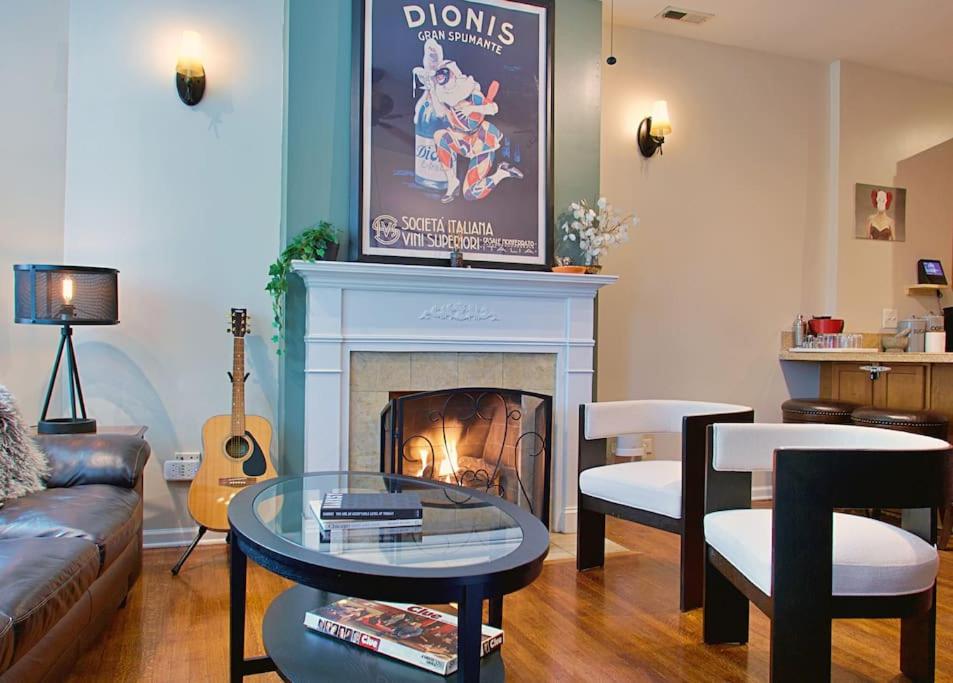 The Banksy-Free Parking -4 bedroom w King bed- Firepit Rooftop near United Center view 3