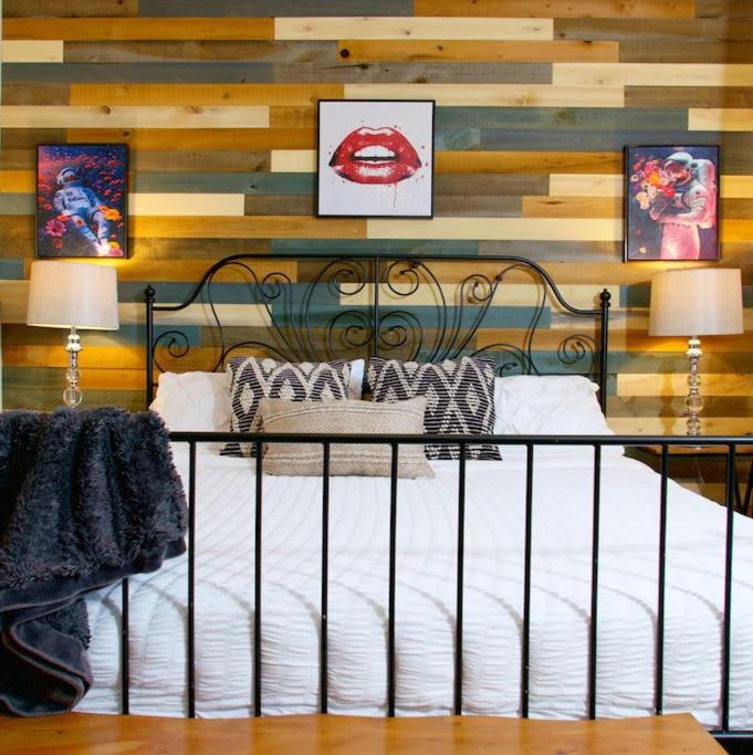 The Banksy-Free Parking -4 bedroom w King bed- Firepit Rooftop near United Center view 4