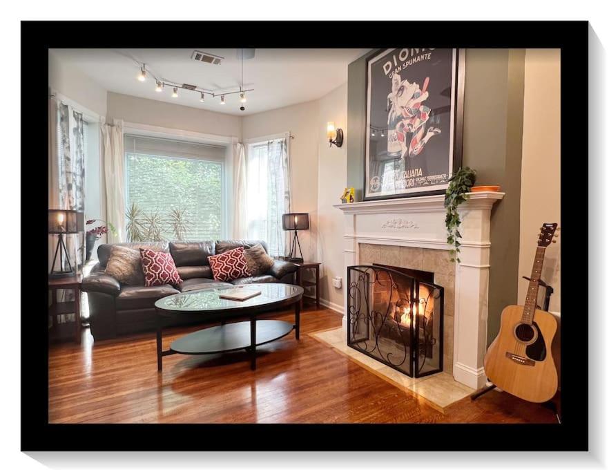 The Banksy-Free Parking -4 bedroom w King bed- Firepit Rooftop near United Center view 2