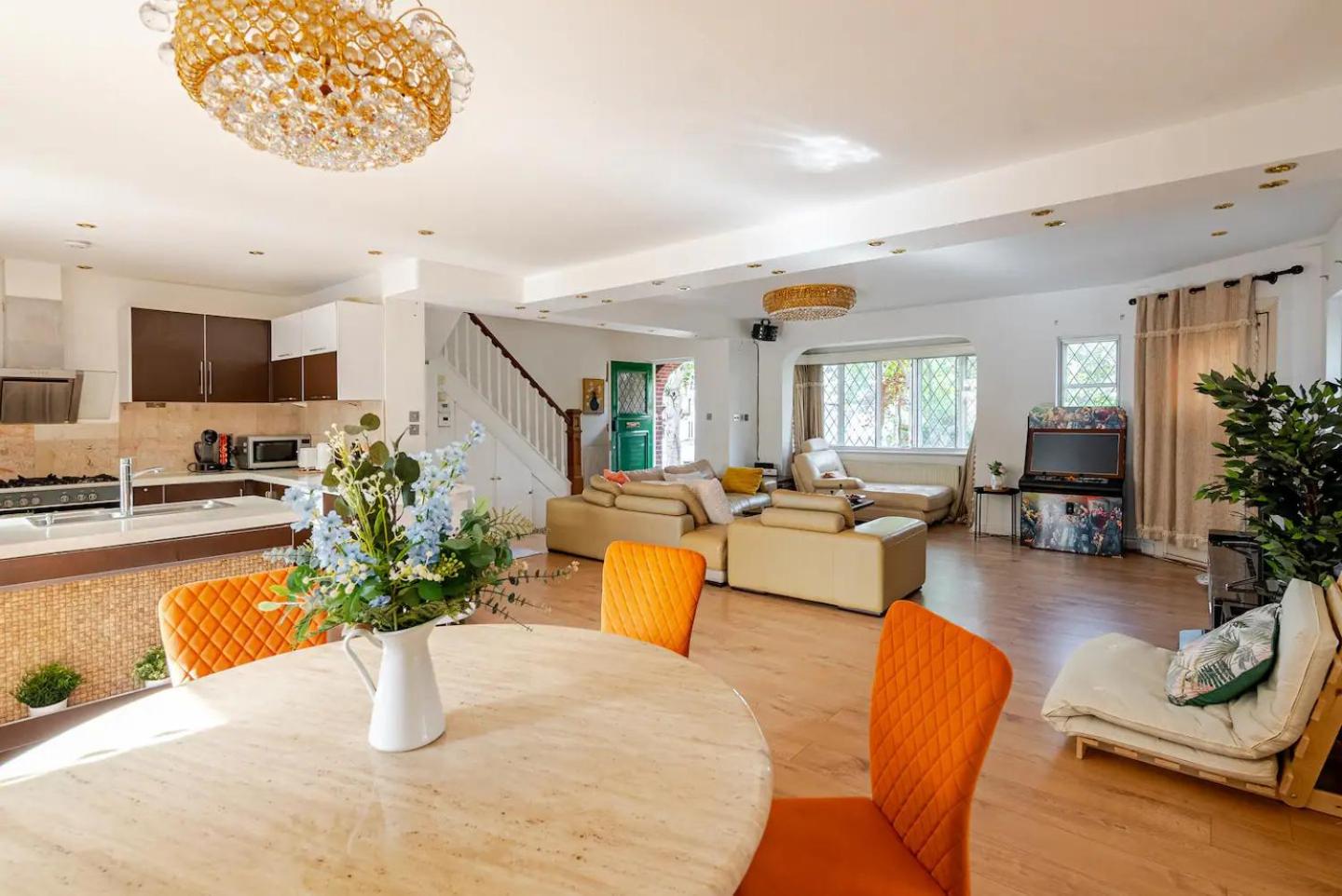 Spacious 4Bed House in London-20 mins to Central view 4