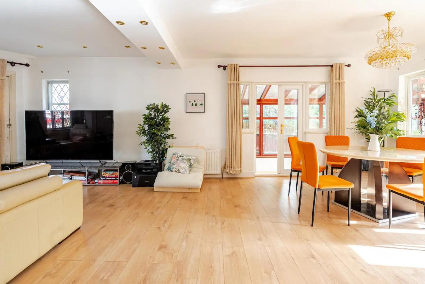 Spacious 4Bed House in London-20 mins to Central view 5