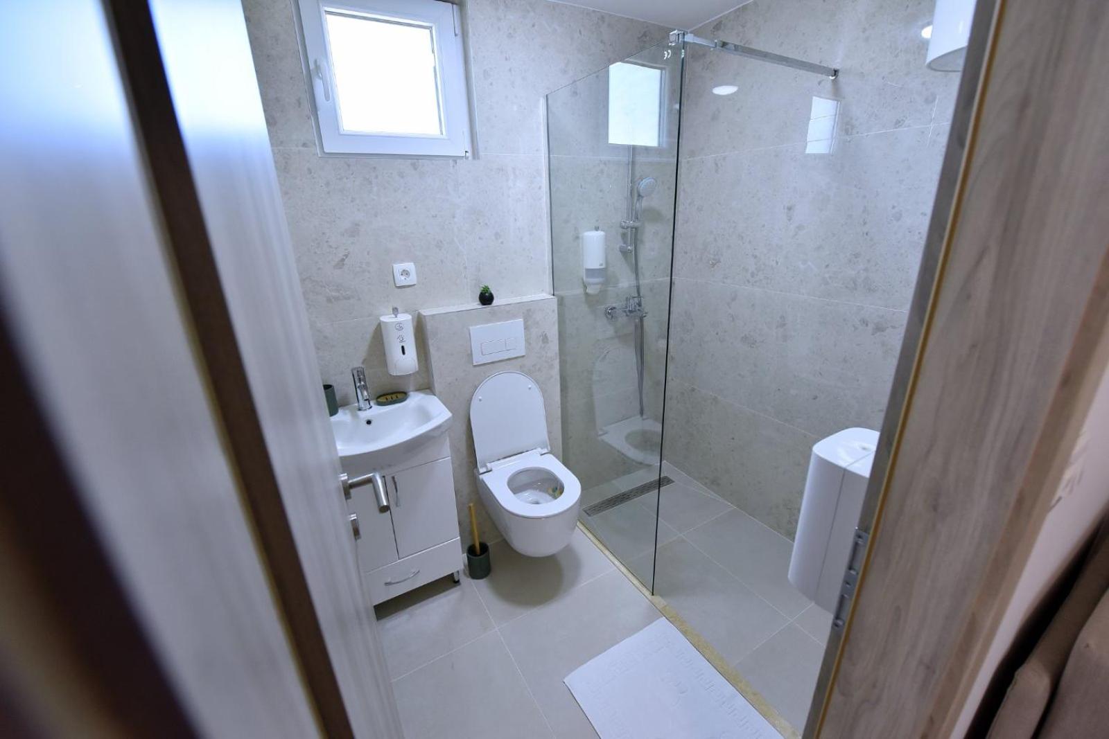Airport Apartments TRI HRASTA