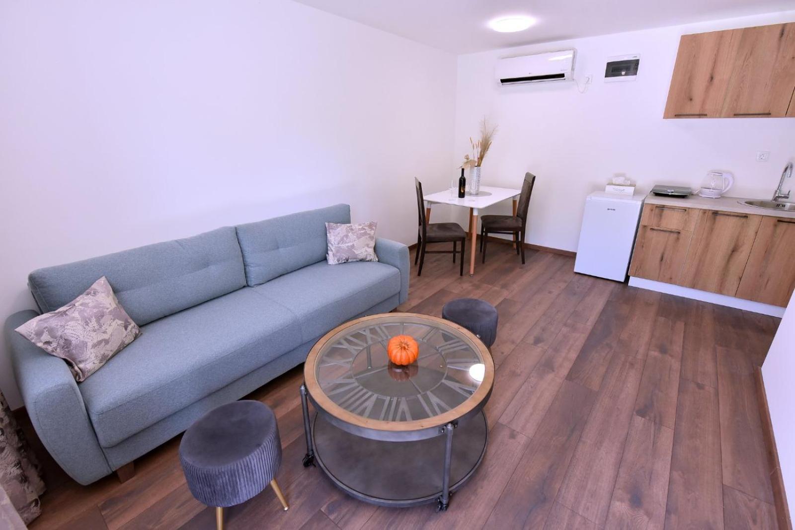 Airport Apartments TRI HRASTA