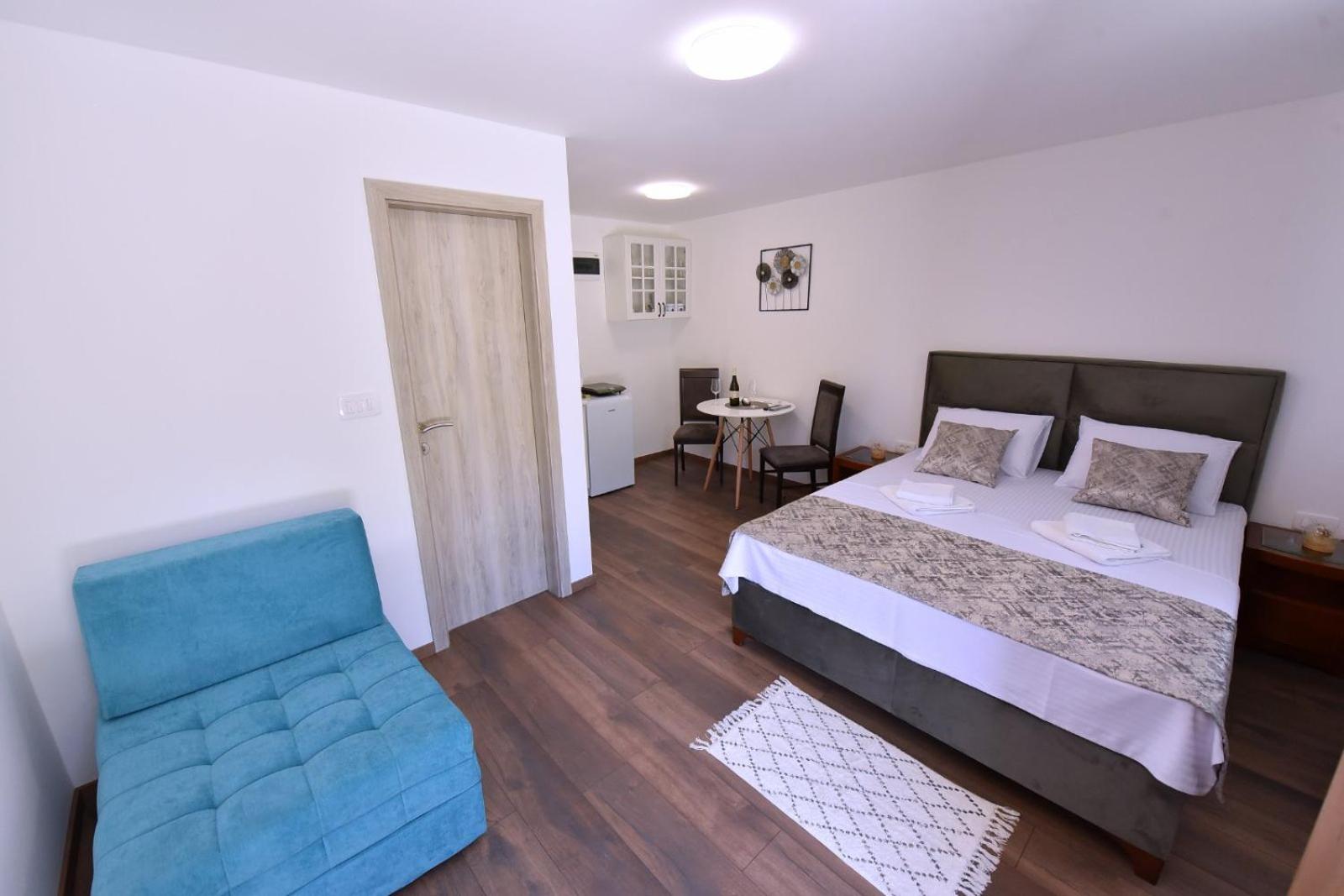 Airport Apartments TRI HRASTA