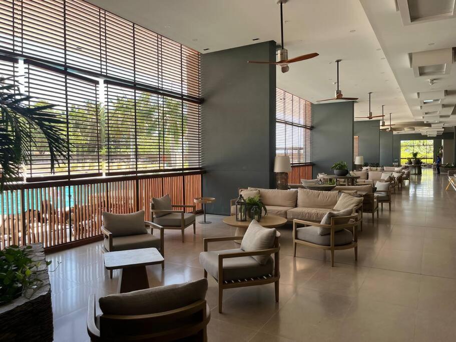 Spectacular beachfront apt luxury amenities