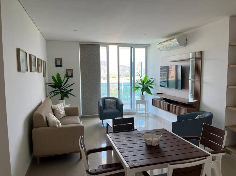 Spectacular beachfront apt luxury amenities