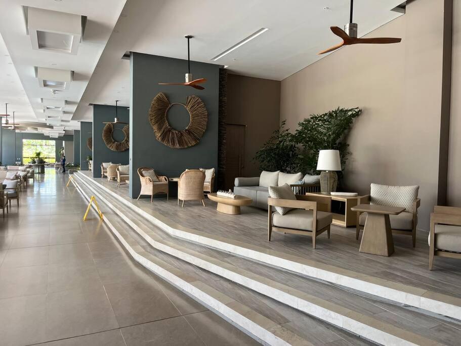 Spectacular beachfront apt luxury amenities