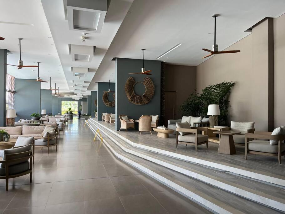 Spectacular beachfront apt luxury amenities