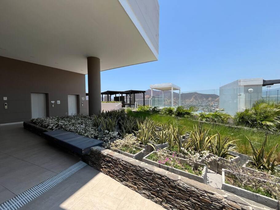 Spectacular beachfront apt luxury amenities