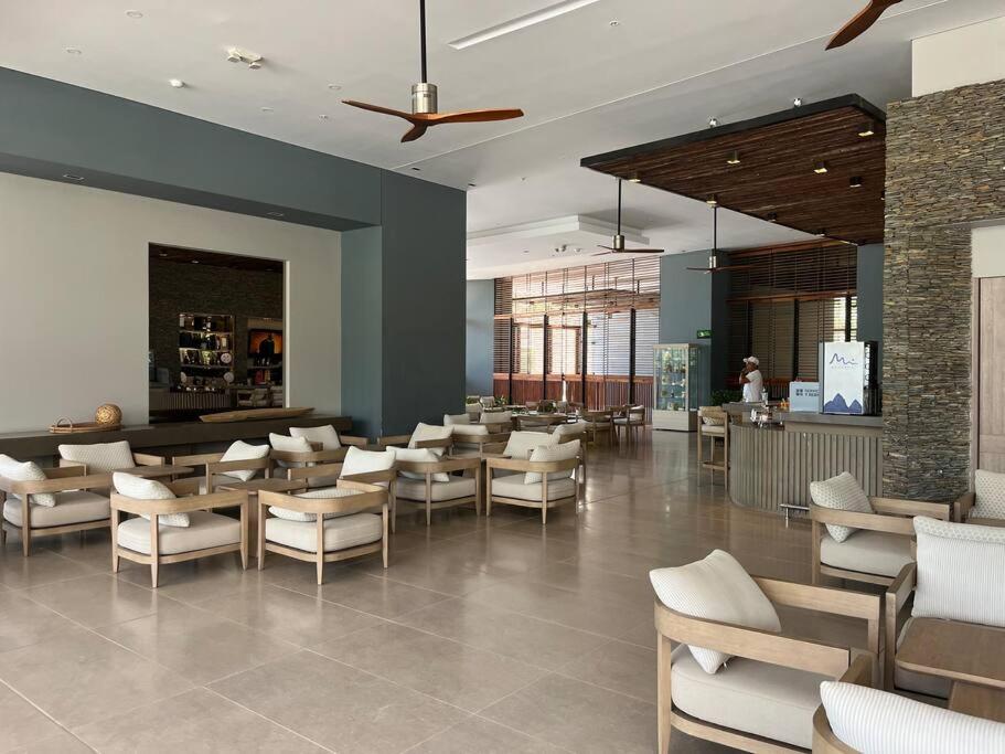 Spectacular beachfront apt luxury amenities