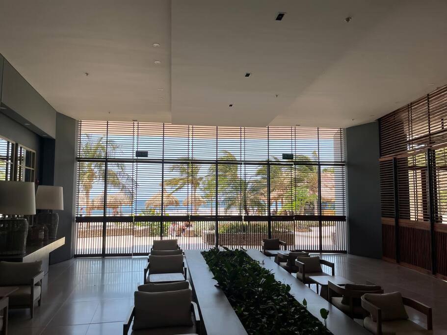 Spectacular beachfront apt luxury amenities