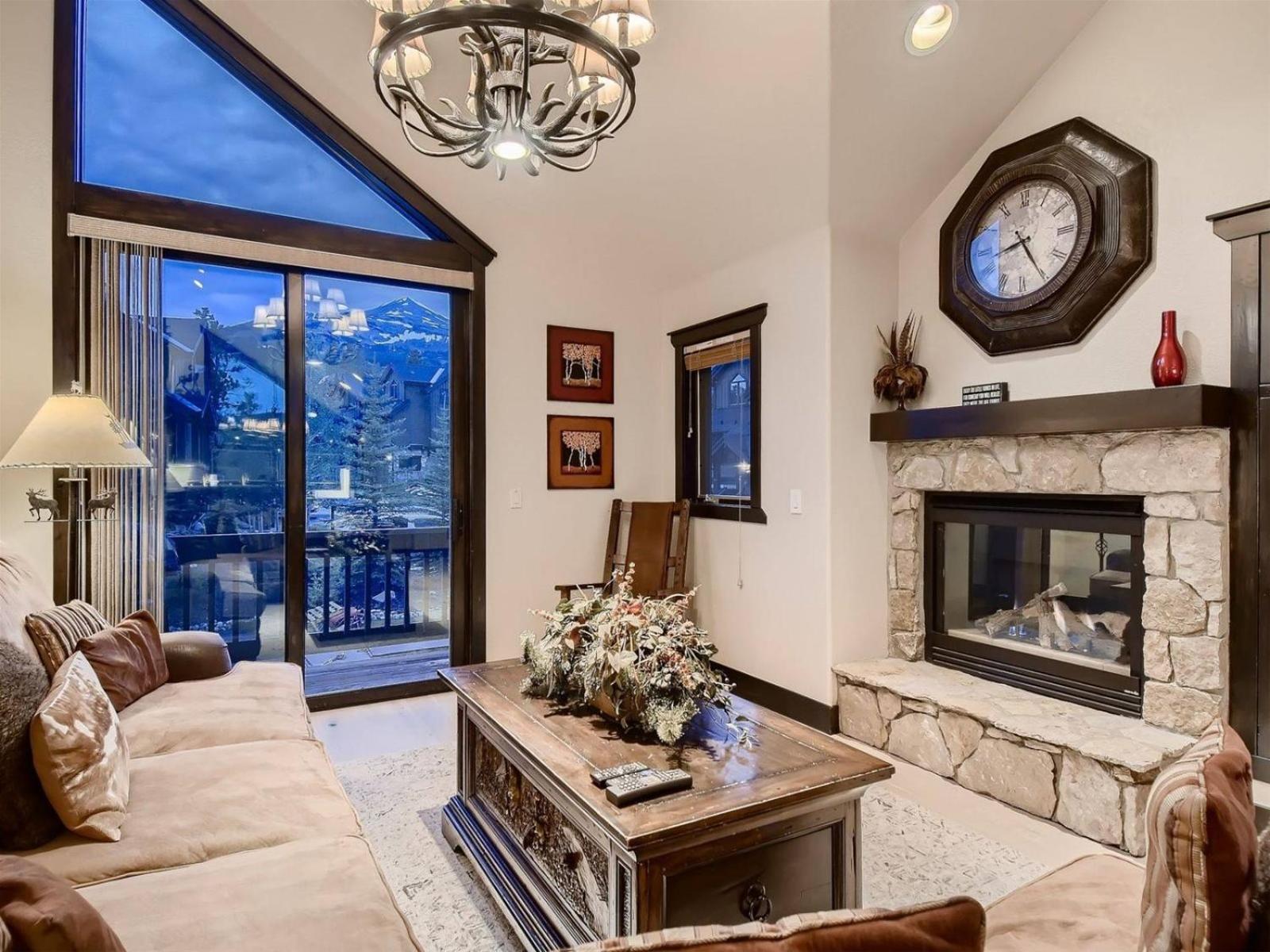 Luxury Ski In, Ski Out 3 Bedroom Townhome At The Snowflake Lift - Saddlewood Townhomes view 2