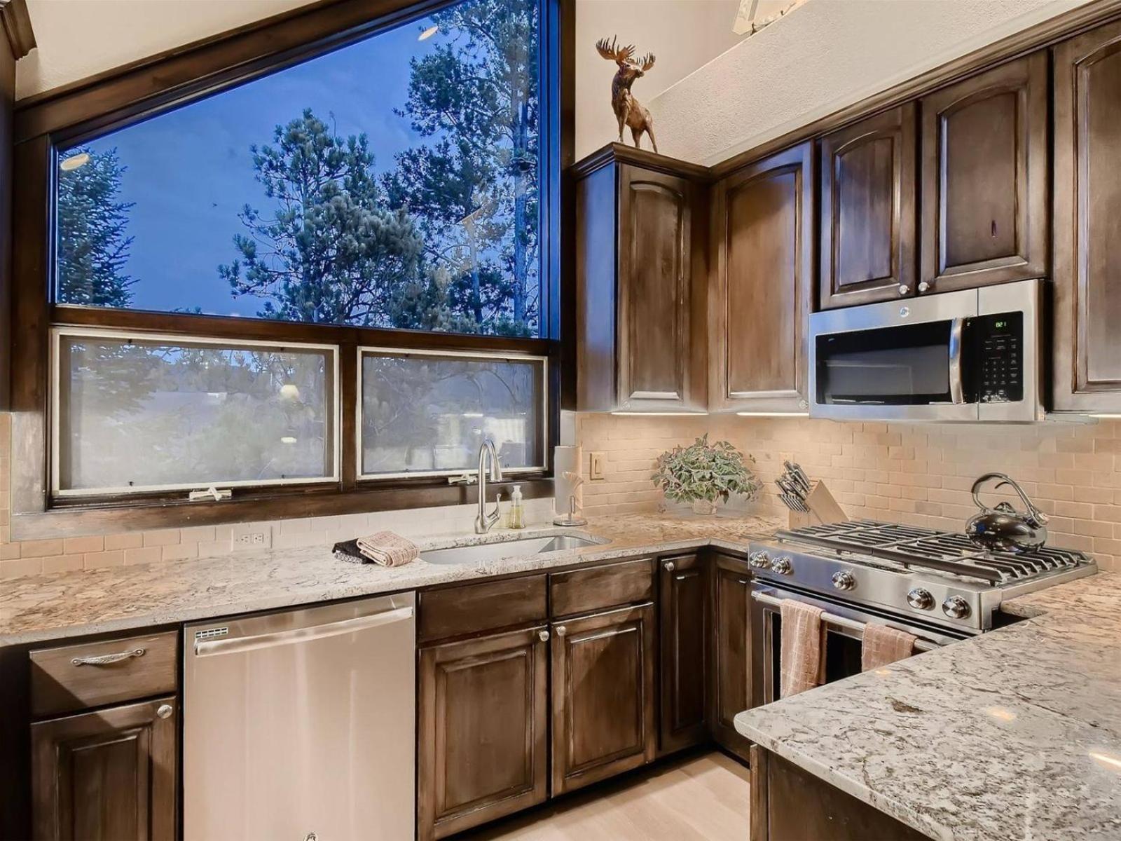 Luxury Ski In, Ski Out 3 Bedroom Townhome At The Snowflake Lift - Saddlewood Townhomes view 5