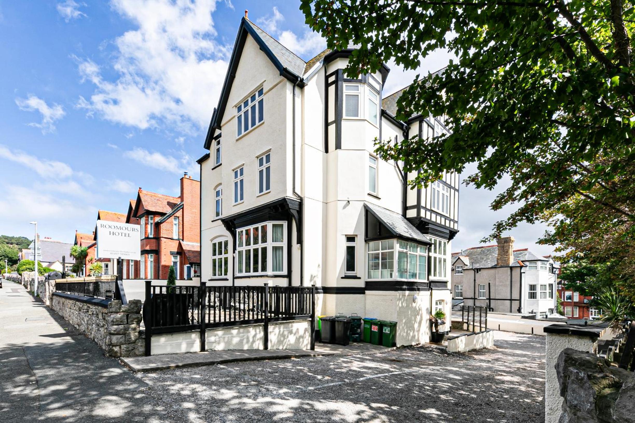 Hotel Roomours Hotel with Private Car Park - Image 1