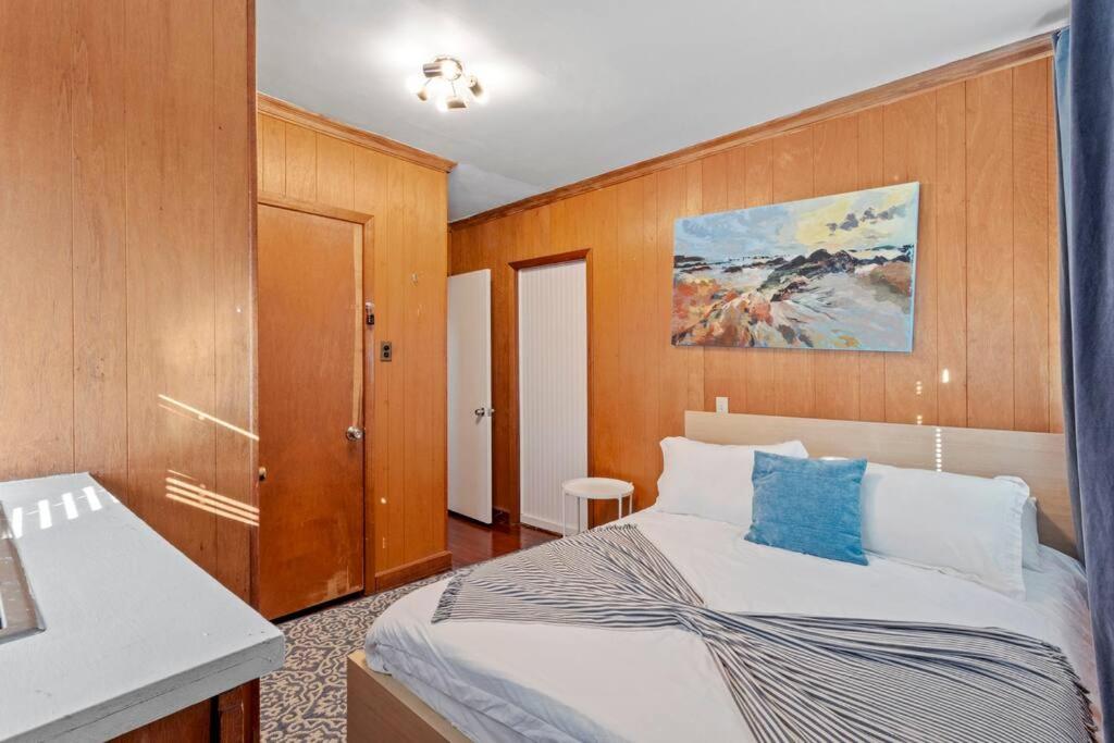 1 Block to Beach - 8BR 5BA Modern Historic Home view 3