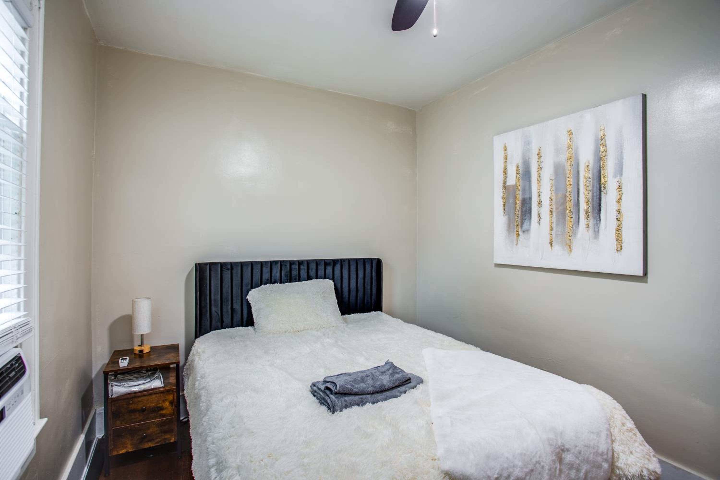 Amazing 3 bedroom home Steps, Airport, UofR, RIT, Strong view 4