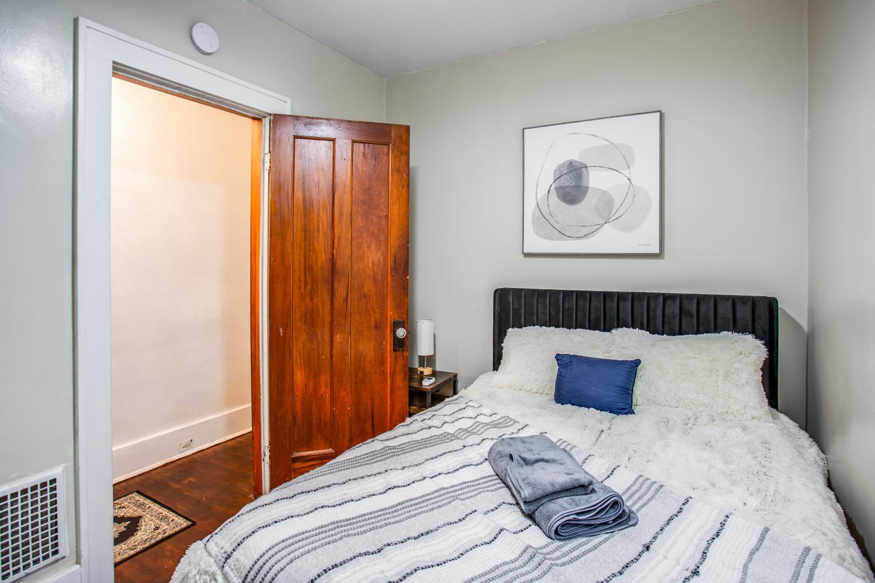 Amazing 3 bedroom home Steps, Airport, UofR, RIT, Strong view 5