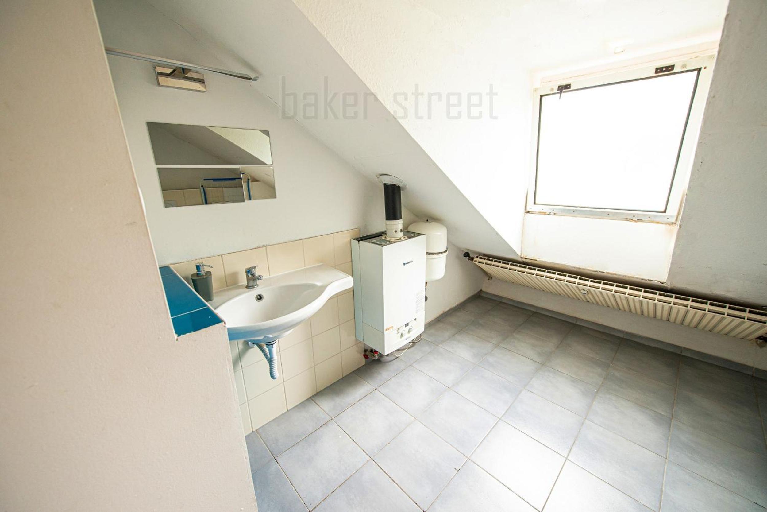 Attic 3 bedrooms apartment with 2 bathrooms