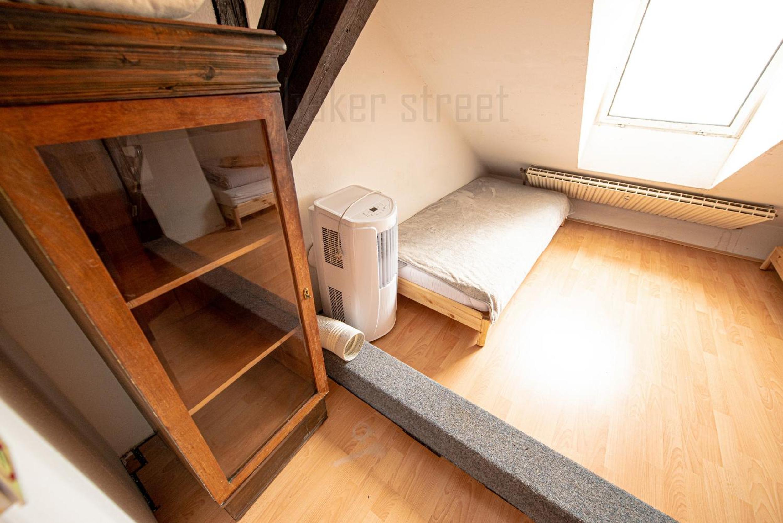 Attic 3 bedrooms apartment with 2 bathrooms