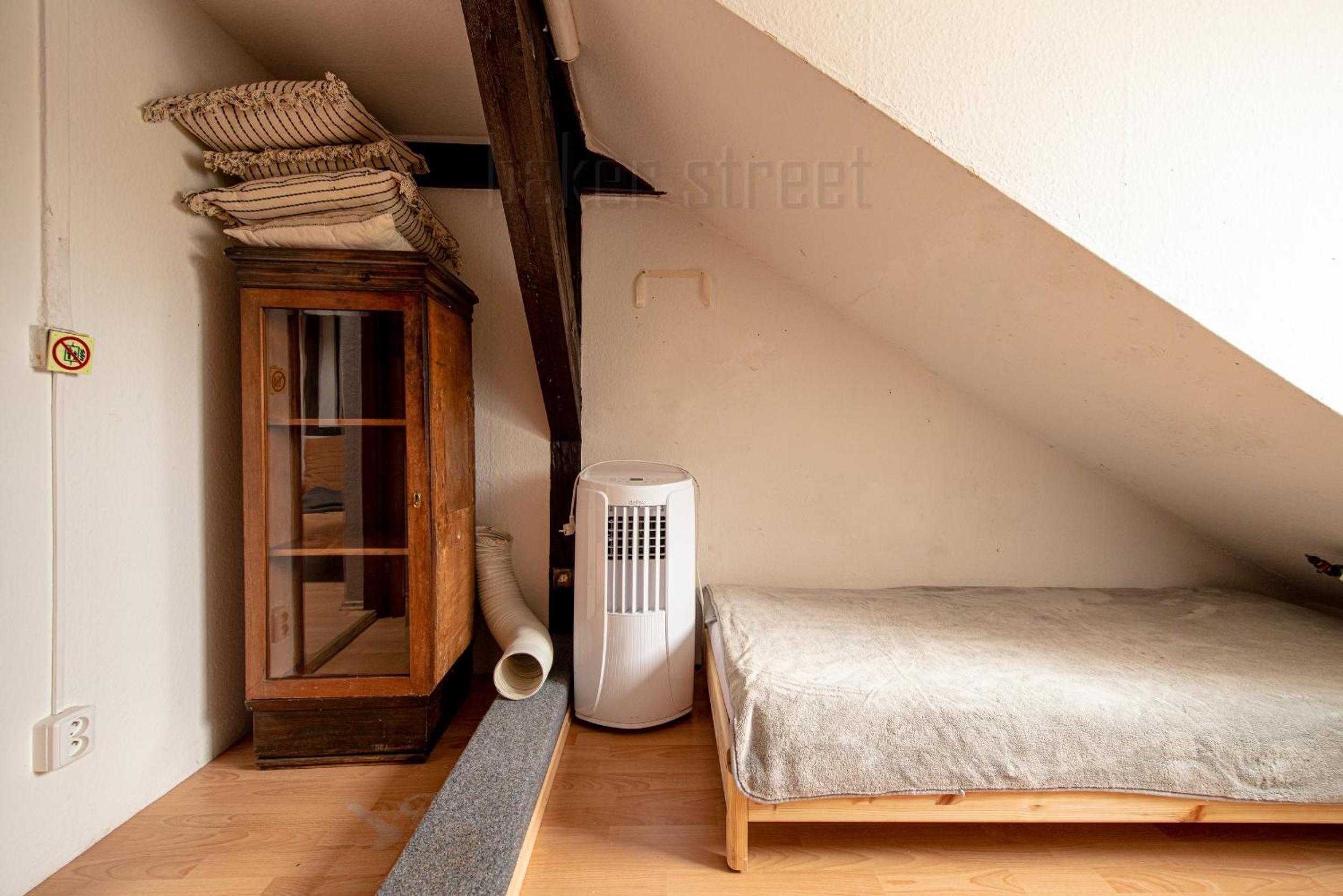 Attic 3 bedrooms apartment with 2 bathrooms