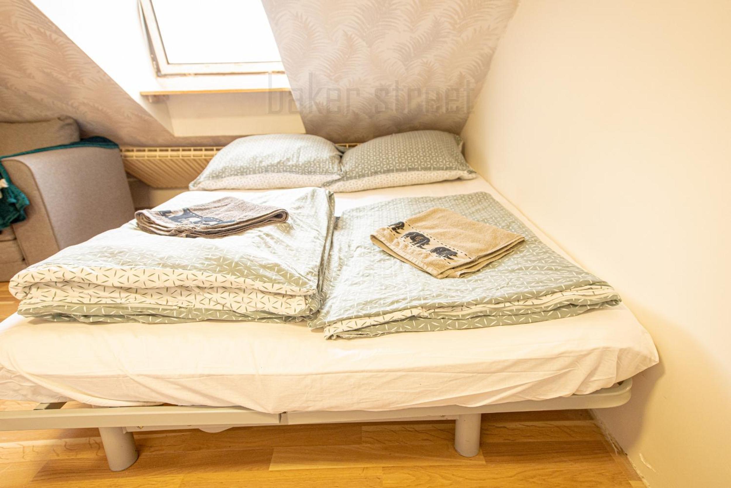 Attic 3 bedrooms apartment with 2 bathrooms